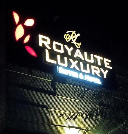 Royaute Luxury Suites And Hotel Gulberg Лахор Екстер'єр фото