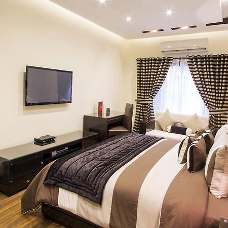 Royaute Luxury Suites And Hotel Gulberg Лахор Номер фото
