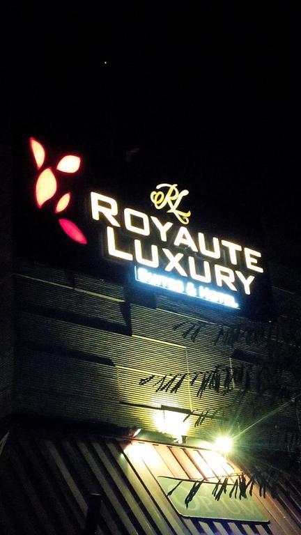 Royaute Luxury Suites And Hotel Gulberg Лахор Екстер'єр фото